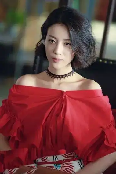 有这11款发型备着,还搞不定美美街拍