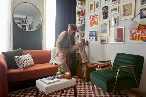 他买下22㎡逼仄蜗居,浴缸藏在客厅柜子里,网友真的服了
