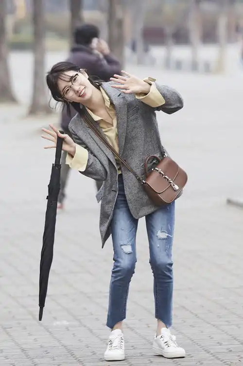 崔雪莉剪短发撞脸网红42岁的林志玲竟嫩成这样