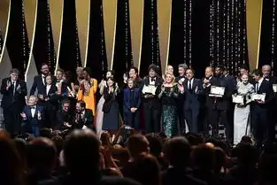 奉俊昊寄生虫助韩国夺得首个戛纳金棕榈大奖好莱坞往事颗粒无收班德拉斯获封影帝