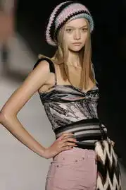 跟娃娃脸超模gemmaward学一学怎样梳长发