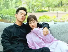 杨紫中餐厅剧照,粉色衬衫牛仔裤配渔夫帽,简直是佟年本人