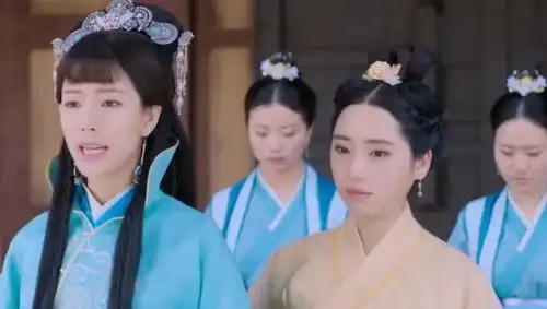 她20岁因双世宠妃出道迅速走红,因参演浪花一朵朵

