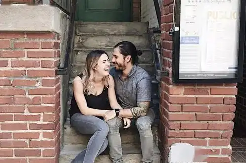 小夫妻蜗居校车,带4个萌娃穿越4800公里,找回爱情,太羡慕了
