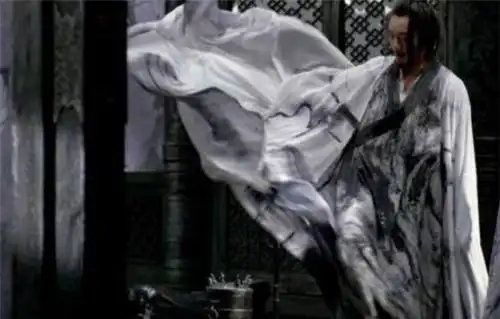 好友到厕所找风水大师,无意看见其秘密,大师感叹我两活不久了
