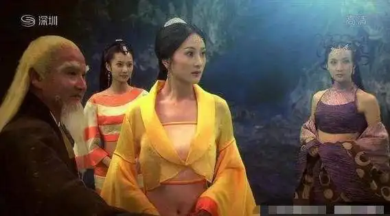 9年前天师钟馗里的那些时尚造型,紫玫瑰穿斜肩,何敏的肚兜
