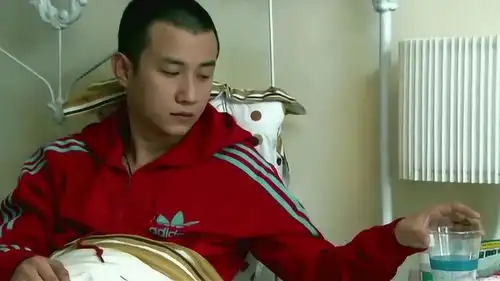 蜗居小贝看着照片,回忆曾经美好的时光,眼眶中的泪再也忍不住
