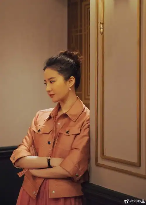 刘亦菲二代妖精深圳路演,网友一天发三条糖吃多了额