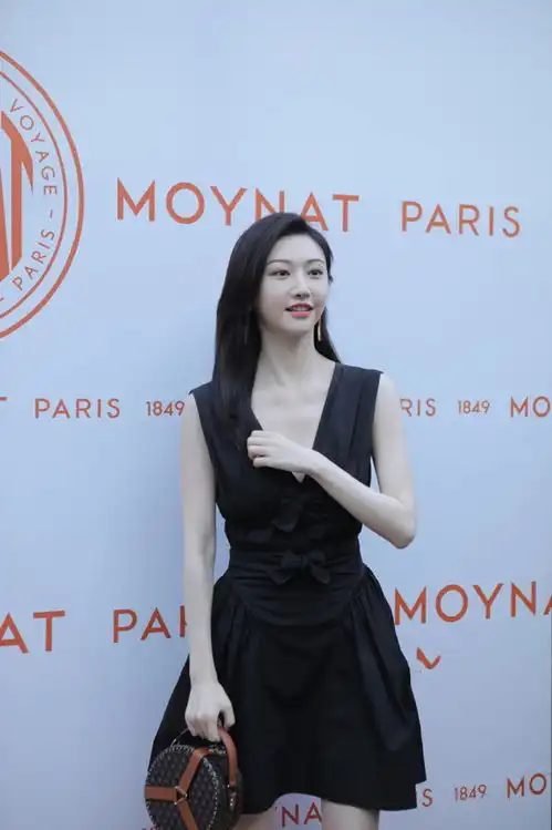 景甜现身三里屯,生图下法令纹明显,但穿小黑裙气质高冷梦回司藤
