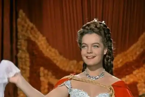 她出身高贵,美貌遭人妒忌,嫁入皇室后的生活却让她痛苦不堪