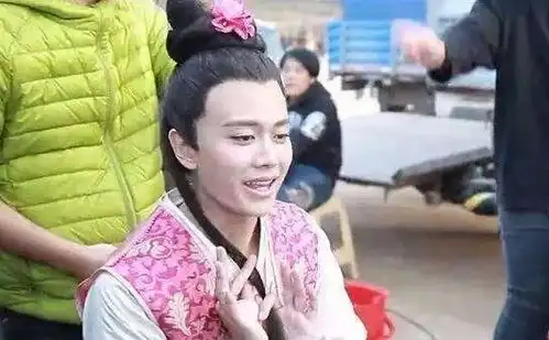 他被李易峰粉丝碰瓷,新戏女主怼粉博眼球网友宣传的套路
