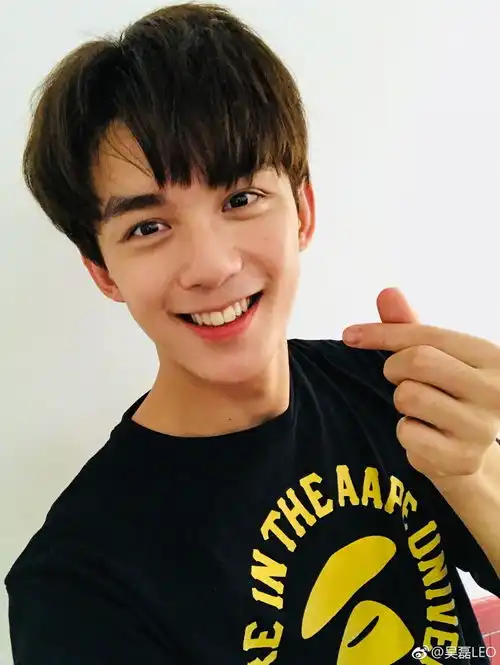 吴磊最想毁的童年照,杨幂现复制粘贴脸,这些童星躲过岁月杀猪刀