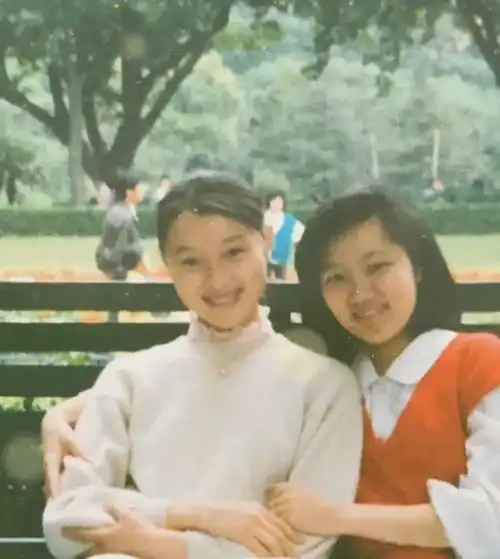 少女时代吴越的照片,脸上还带着点稚气,满满的胶原蛋白
