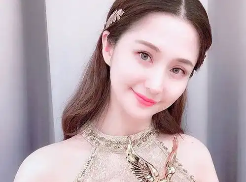 她是亚洲第一3d女神,靠出演风月片走红,今改名走清纯玉女路线
