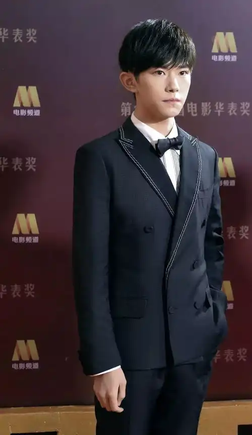 华表奖献花环节千玺走丢,王俊凯和王源疯狂找他,找到千玺时真甜