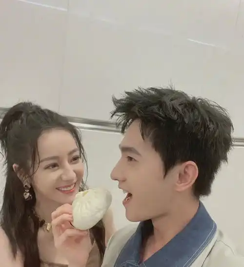 你是我的荣耀正在热播,热巴又一新剧来袭,搭档任嘉伦好养眼