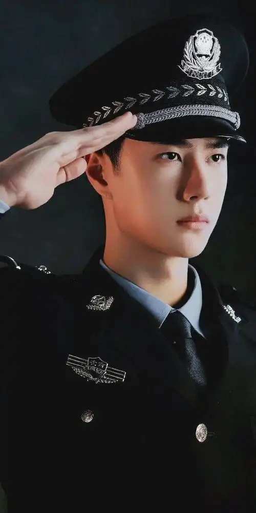 王一博短发亮相冰雨火开机现场,现场照剧照帅气逼人