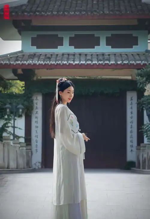 木棉道华服打卡白墙黛瓦花窗,伊人团扇霓裳