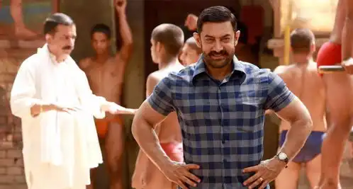 从励志的摔跤爸爸,到油腻的音乐人,阿米尔汗为何被称为印度良心
