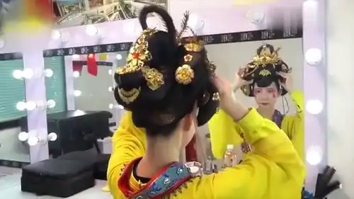 西安不倒翁女孩走红全网,看到卸妆后的她,没想到这么漂亮
