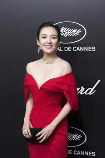 国际章再现经典红裙造型心形领设计大秀香肩锁骨