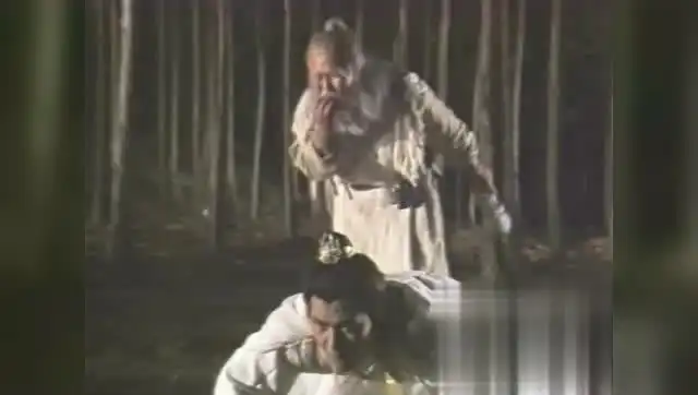 射雕英雄传老顽童扮鬼吓唬欧阳锋,借机戏弄练蛤蟆功的欧阳克