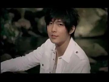 这张照片是亚纶在演什么