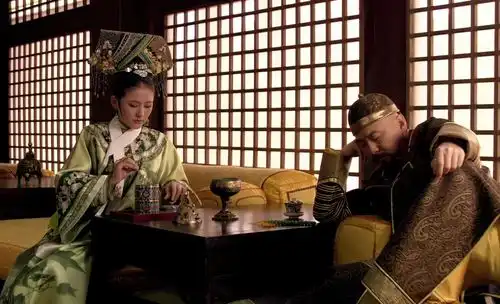 甄嬛传难怪叶澜依要自裁,看皇上吃的金丹是什么御医看了都怕