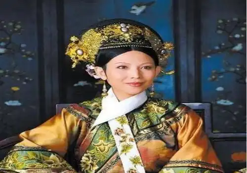她是甄嬛传里腹黑的深宫娘娘,戏外拥有令人羡慕的爱情
