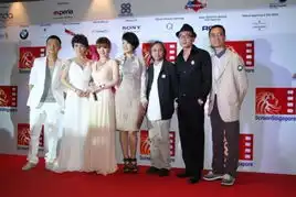 谢楠邹兆龙包贝尔新加坡宣传画壁
