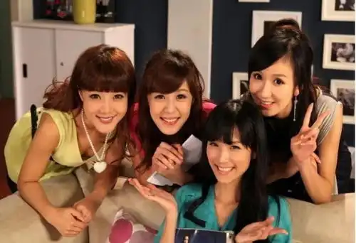 33岁娄艺潇被曝与神秘男子回家过夜,胡一菲找到了真命天子