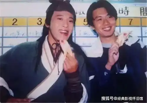 吕颂贤版笑傲江湖幕后剧照冲哥果然有魅力,万红丛中一点绿
