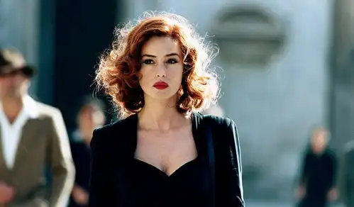 西西里的美丽传说,当美丽成为原罪,人性的丑恶黑暗展露无遗
