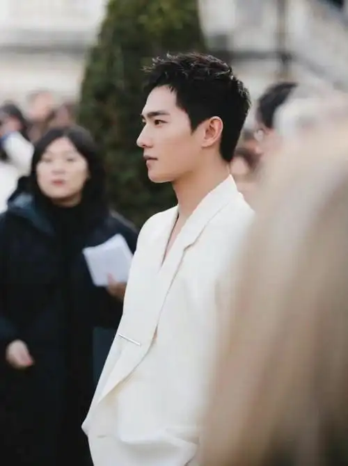 杨洋好像一位白马王子,穿白色西装现身街头,五官俊朗气质抢镜
