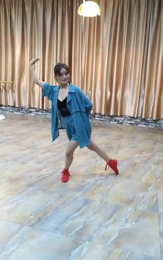 风筝舞蹈,最后一秒立马笑场