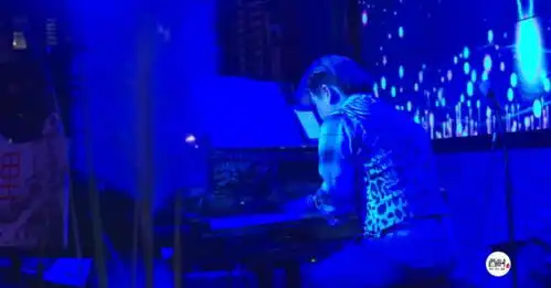 从酒吧乐者到爵士钢琴师,他只为音乐而活
