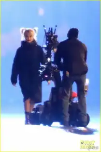 猛禽小队曝全新片场照小丑女大秀长腿性感迷人