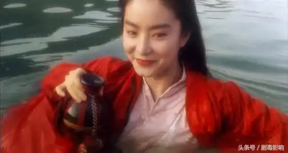 王祖贤出浴,张敏马上回眸,邱淑贞叼牌,她1个眨眼迷倒1代人搜狐娱乐搜狐网