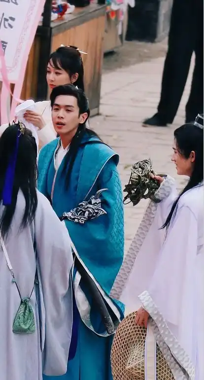 张若昀和李沁重聚,回温庆余年经典造型,网友期待正片播出