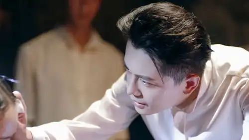 任嘉伦凭借锦衣之下爆火,新剧秋蝉捧火了宫本李亭哲