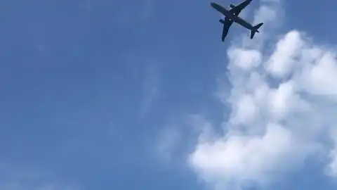 飞机飞过天空,天空之城