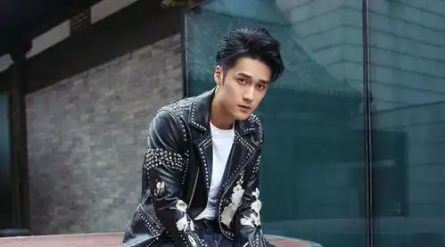 蒋先生近况曝光,聚餐手拿酒杯站立不稳,不修边幅举止放飞自我