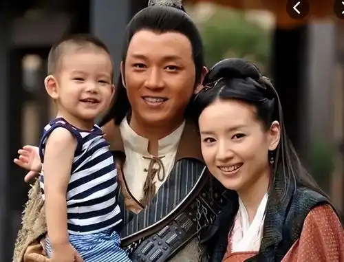 董洁儿子遗传父母优点长得帅,网友心疼潘粤明难见儿子只能当看客