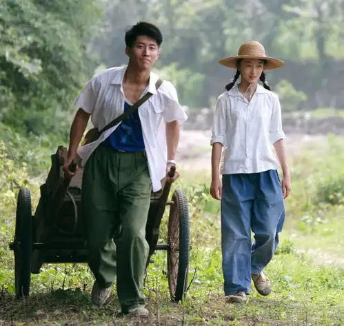 窦骁又一新剧杀青,女主角是南航校花,看这剧照何超莲要吃醋了