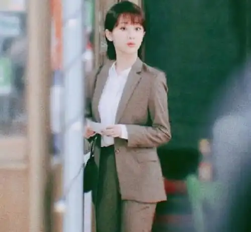 杨紫女心理师新剧照,井柏然血气方刚来势汹汹,画面太养眼
