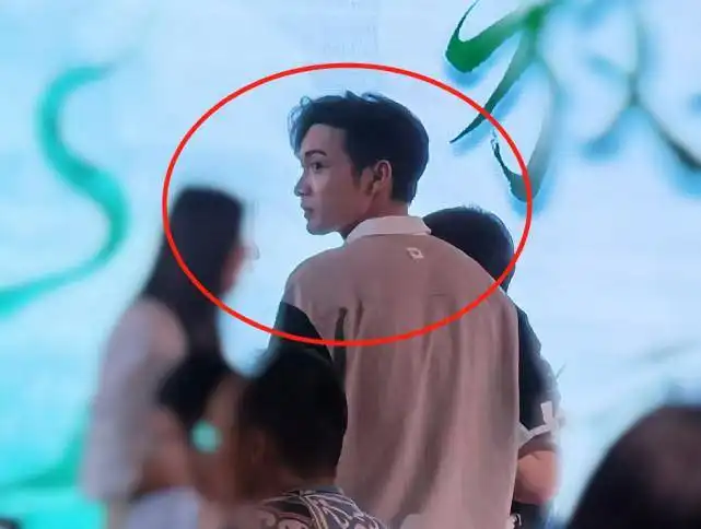 司藤剧组举办庆功宴,景甜张彬彬疑开始避嫌,两人座位惹争议