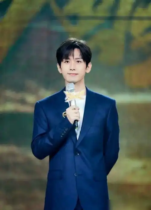 成毅走红后,越来越帅了,穿衣打扮都变成偶像风格了
