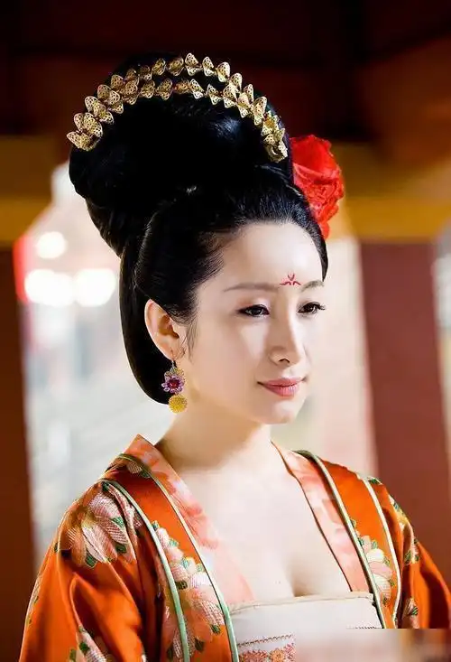 22岁成三料影后,因颜值被低估的女演员,42岁活得更加漂亮
