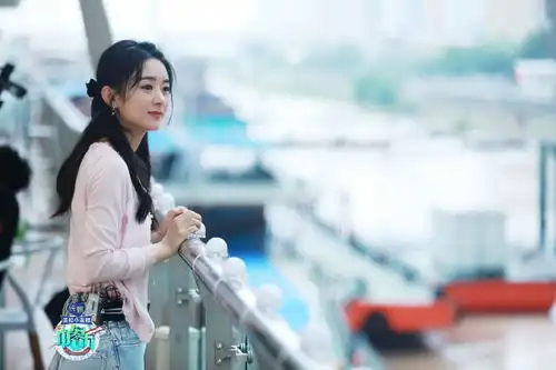 200828中餐厅官博发布赵丽颖剧照十宫格财务经理变成活力售楼主管