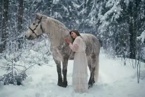 俄罗斯摄影师拍下真实版美女和野兽,这绝对不是ps的
